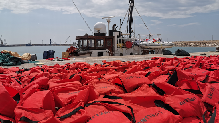 02.09.2019: Das beschlagnahmte Rettungsschiff "Eleonore" der deutschen Hilfsorganisation Mission Lifeline, liegt im Hafen, im Vordergrund liegt ein Teil der 104 Rettungswesten der geretteten Migranten