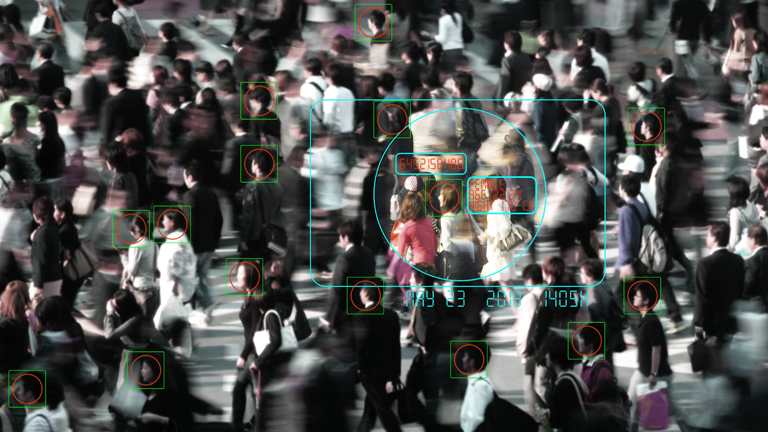 Ein Bild aus einer Überwachungskamera mit Gesichtserkennungsmarkierungen