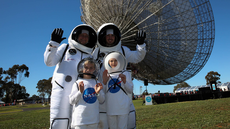 Eine Familie in Astronauten-Kostümen bei den Feierlichkeiten zu 50 Jahre Mondlandung in Parkes, Australien