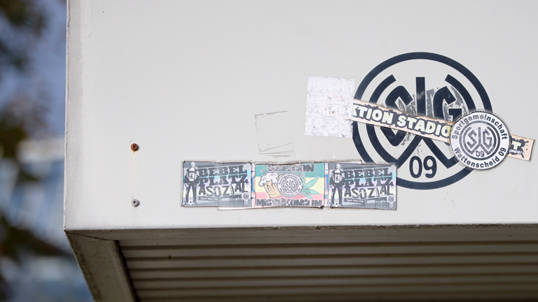 Das Logo von SG Wattenscheid 09 auf dem Stadion Lohrheide Straße