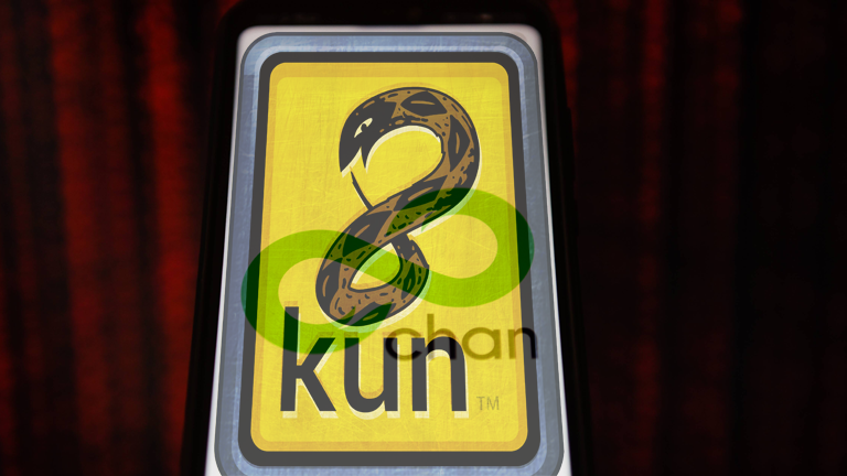 Das Logo von 8chan auf einem Smartphone. Darübergeblendet das Logo von 8kun