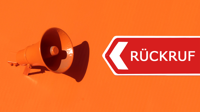 Ein organenes Megaphon, daneben ein Schild auf dem Rückruf steht