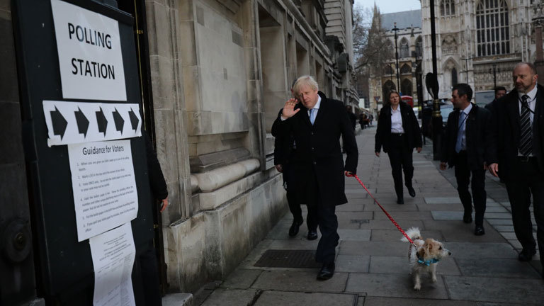 Wahltag in Großbritannien: Boris Johnson auf dem Weg zum Wahlbüro. Er führt einen Hund an der Leine (12.12.2019)