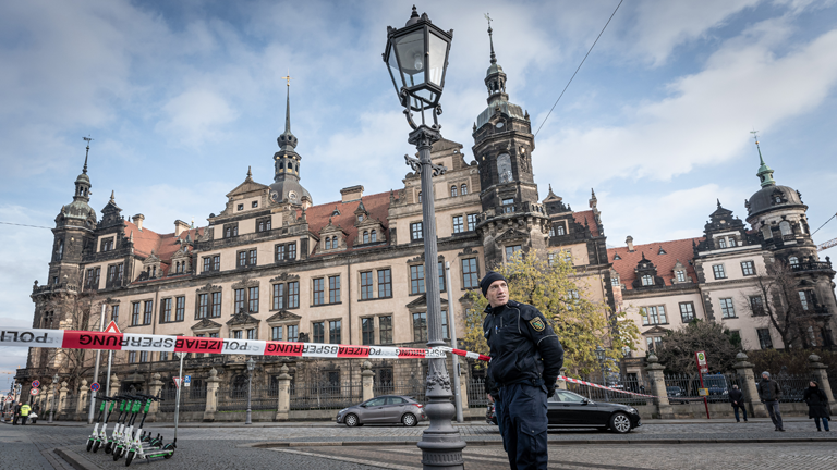 Eine Polizeiabsperrung vor der Dresdner Residenz