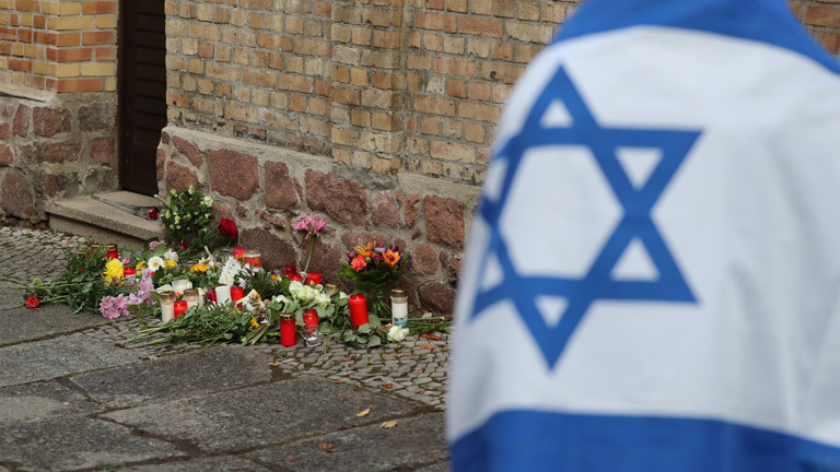 Blumen vor der Synagoge in Halle