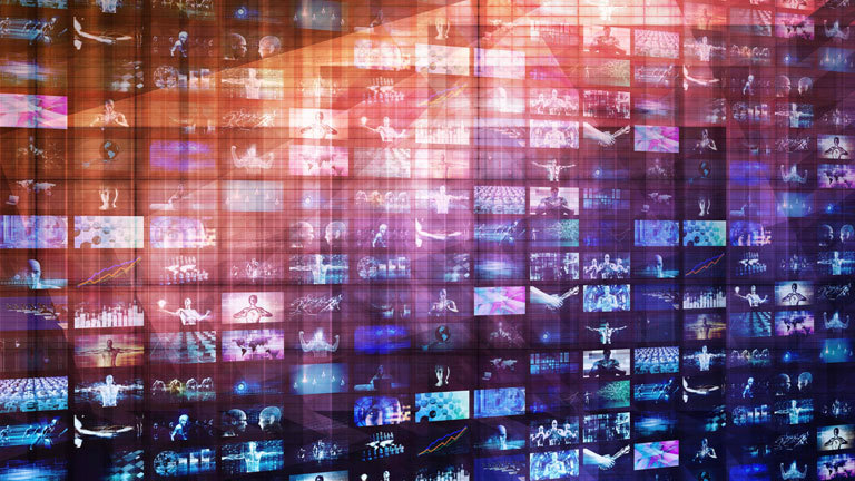 Viele Bildschirme über und nebeneinander.