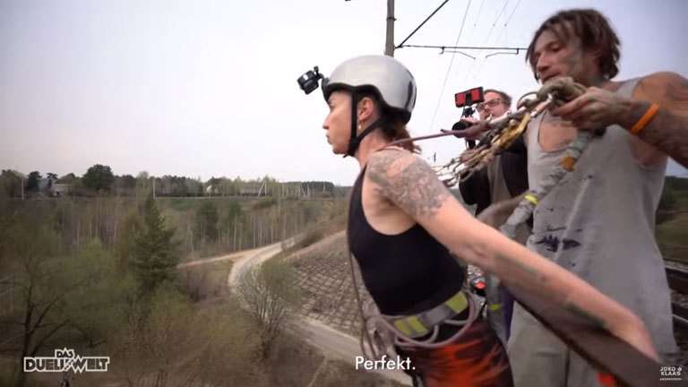 Screenshot: Charlotte Roche steht kurz vor dem Sprung auf der Brücke; Foto: Pro 7