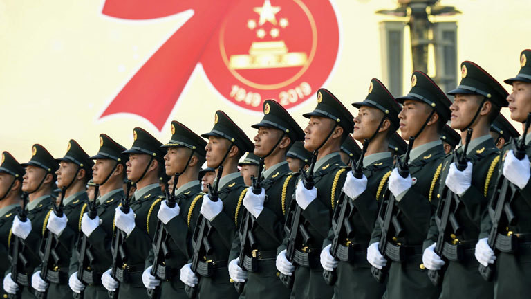 Militärparade in China, Soldaten stehen in einer Reihe (01.10.2019); Foto: dpa