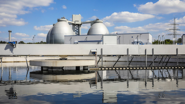 Vorklärbecken des neu gebauten Klärwerks Emscher-Mündung in Dinslaken