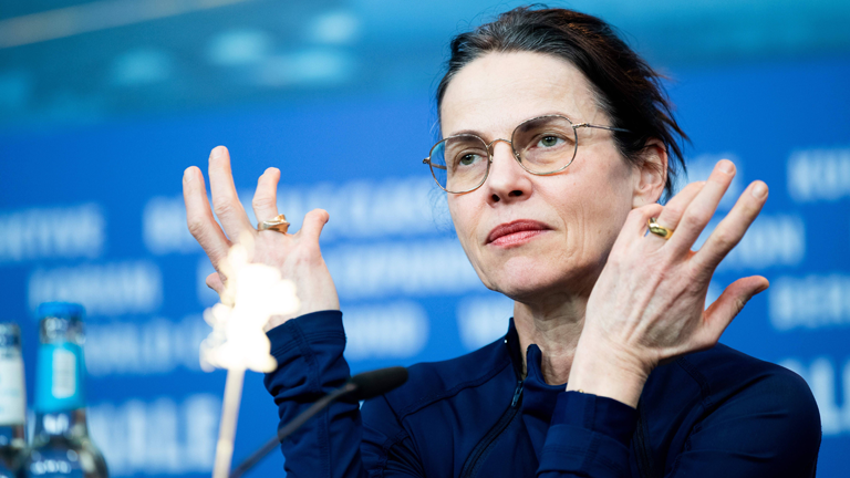 Angela Schalanec ist die Drehbuchautorin und Produzentin des Films "Ich war zu Hause, aber"
