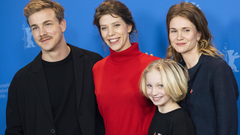 Schauspieler Albrecht Schuch, Regisseurin Nora Fingscheidt, Schauspielerin Helena Zengel und Schauspielerin Lisa Hagmeister beim Photocall zum Film Systemsprenger