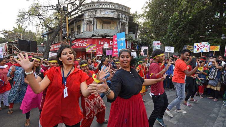 Junge Menschen veranstalten einen Flashmob in Goodluck Chowk im indischen Pune am 14. Februar 208