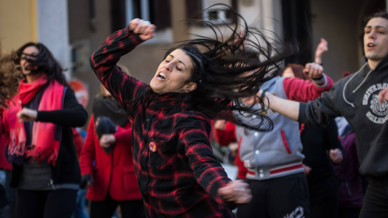 Flash Mob zu One Billion Rising auf der Piazza Montecitorio in Rom