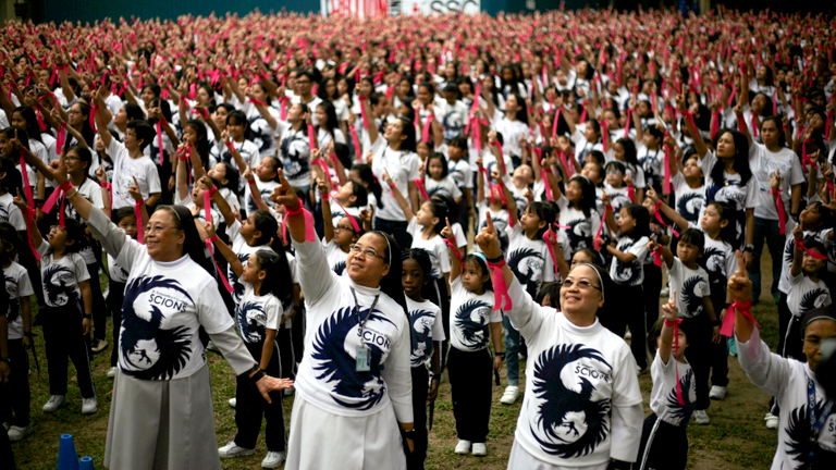 Studenten und Angestellte des St. Scholasticas College in Manila tanzen zum One Billion Rising Song.
