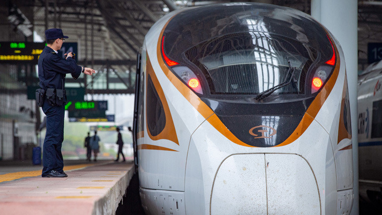 Ein Fuxing Bullet Train in Nanjing in China.