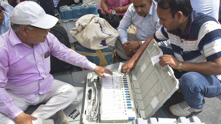 Wahlhelfer testen eine digitale Wahlmaschine in Kamla Nehru Nagar in Ghaziabad, Indien