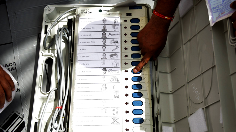 Wahlhelfer testen eine digitale Wahlmaschine in Kamla Nehru Nagar in Ghaziabad, Indien