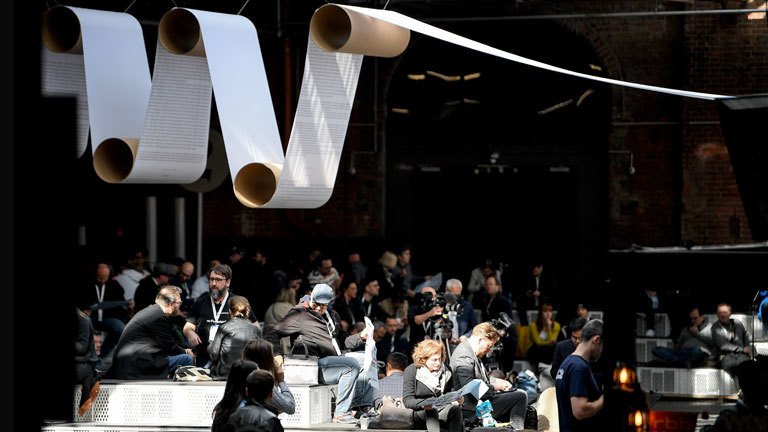 Besucher sitzen während der Digitalkonferenz re:publica in einer Halle. Die Konferenz findet vom 06. bis 08. Mai 2019 in Berlin statt; Foto: dpa