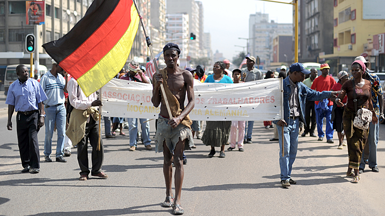 Die sogenannten "Madgermanes" demonstrieren in Maputo in Mosambik.