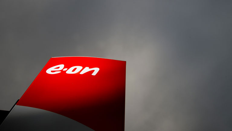 Ein Schild steht am 01.12.2014 vor einem Verwaltungsgebäude des Energiekonzerns Eon in Hannover