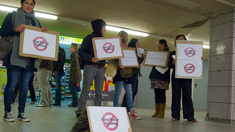 Flashmob gegen verdachtsunabhängige Kontrollen, sogenanntes Racial Profiling, am U-Bahnhof Kottbusser Tor in Berlin-Kreuzberg (5.5.2012)