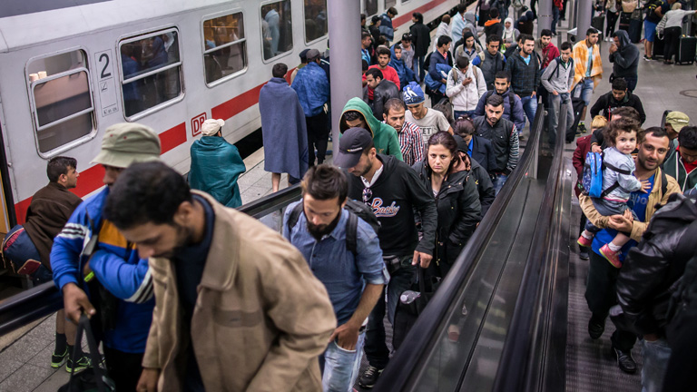 Flüchtlinge kommen am 09.09.2015 am Bahnhof Düsseldorf Flughafen (Nordrhein-Westfalen) an.