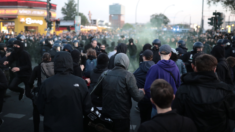 Auseinandersetzungen zwischen Polizei und gewaltbereiten Demonstrierenden in der Nähe der Warschauer Brücke in Berlin Friedrichshain
