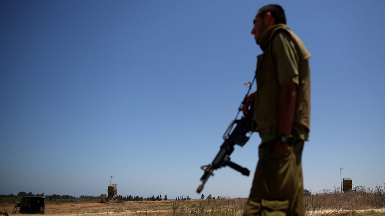 Ein Israelischer Soldat in der Nähe des Raketenabwehrsystems "Iron Dome"