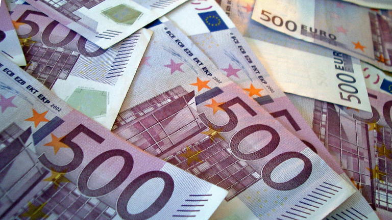 Viele 500-Euro-Scheine liegen auf einem Stapel.