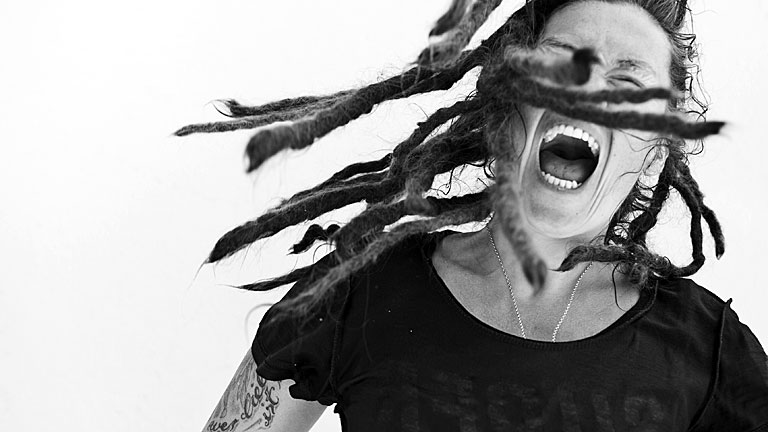 Man mit Dreadlocks beim Headbangen