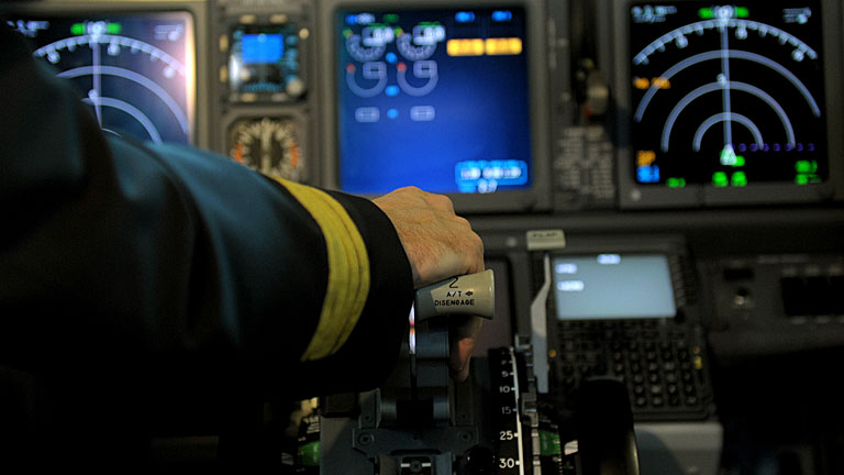 Ausschnitt: Pilot im Cockpit