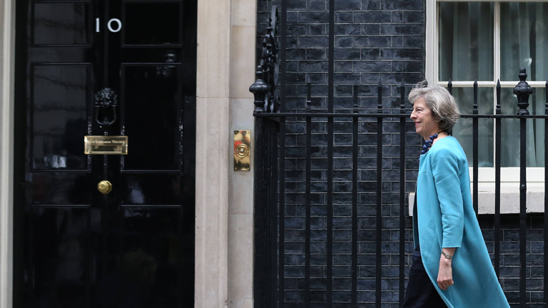 Theresa May wandert zur Downing Street 10.
