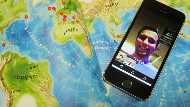 Ein Handy mit der App Oroboo liegt auf einer Landkarte.