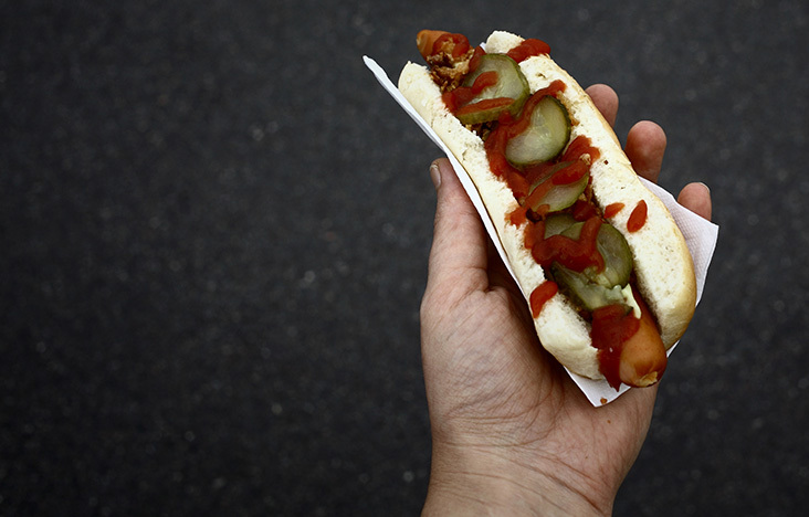 Eine Hand hält einen Hotdog