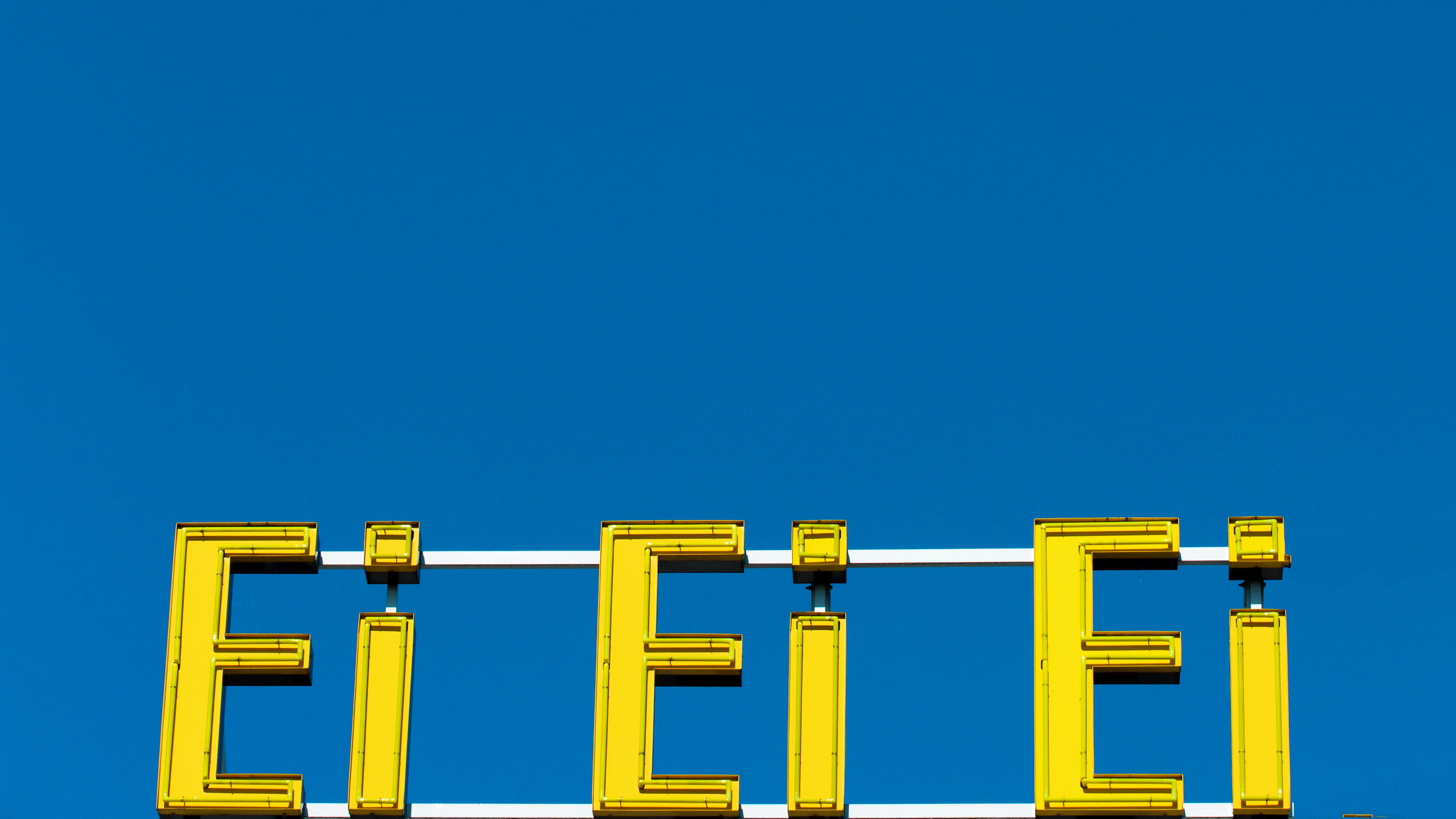 Drei Mal das Wort Ei in einer Leuchtreklame