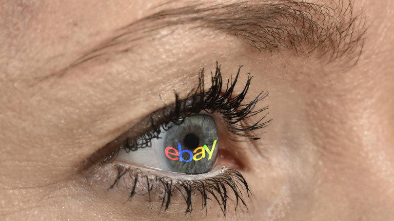 Ebay-Schriftzug, projiziert auf weibliches Auge