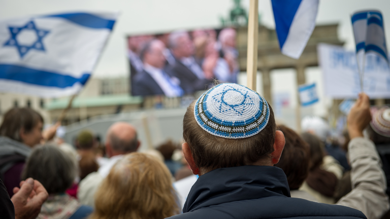 Ein Mann mit Kippa auf einer Demonstration am Brandenburger Tor