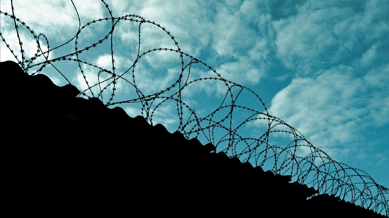 Stacheldraht auf Lagerzaun