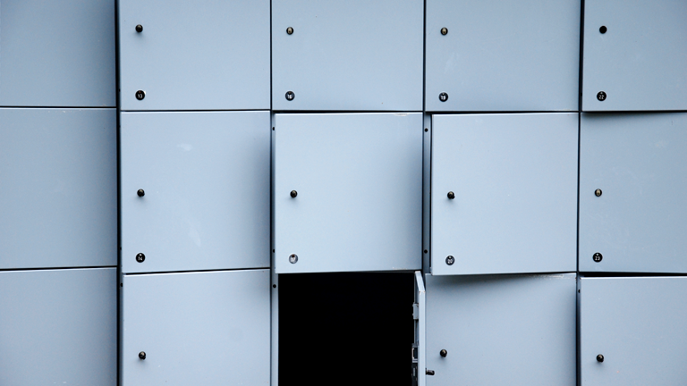 Viele graue Schließfächer neben und übereinander, einige sind geöffnet
