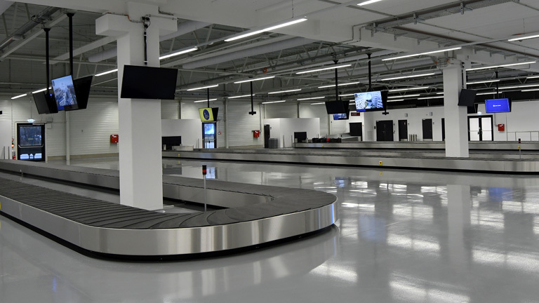 Leere Gepäckbänder im neugebauten Ankunftsterminal D2 in Schönefeld am 25.11.2016; Foto: dpa