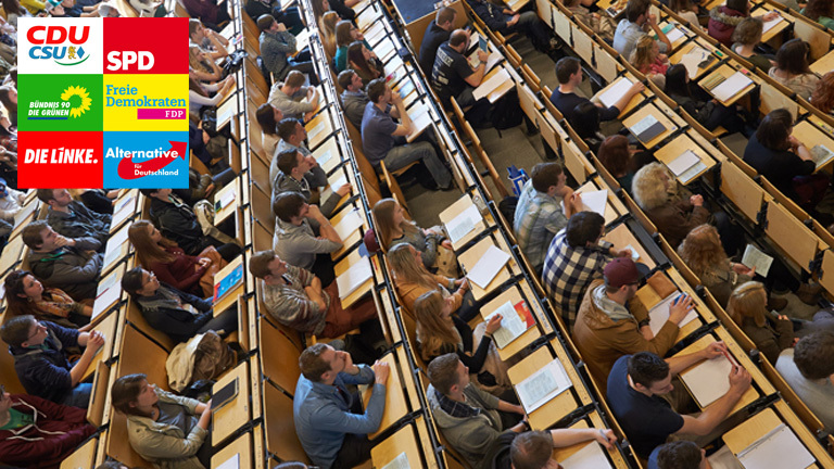 Studenten sitzen am 10.04.2014 bei der Erstsemesterbegrüßung am Campus Koblenz der Universität Koblenz-Landau im großen Hörsaal; Foto: dpa