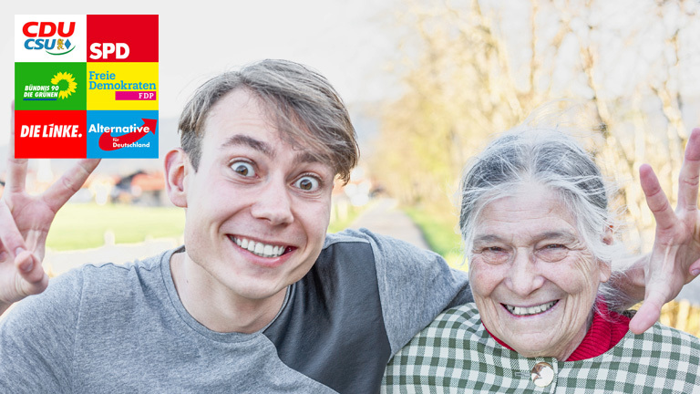 Ein junger Mann hat seinen Arm über die Schultern einer älteren Frau gelegt.