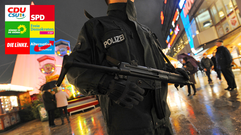 Polizist mit Gewehr auf einem Weihnachtsmarkt