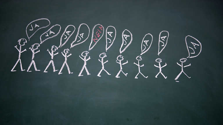 Viele Strichmännchen mit einer Ja-Sprechblase, eins hat ein Nein in seiner Sprechblase stehen