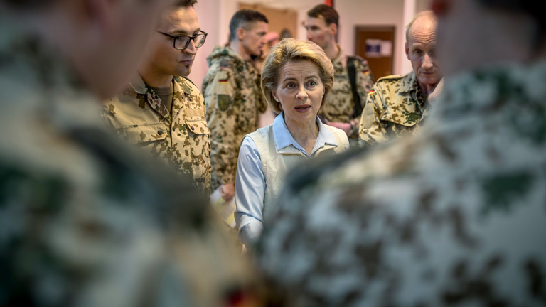 Verteidigungsministerin von der Leyen mit Bundeswehr Soldaten.