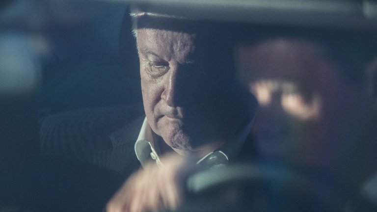 Innenminister Seehof sitzt in seiner Limousine auf dem Weg zu einem Treffen mit Merkel (30.06.18)