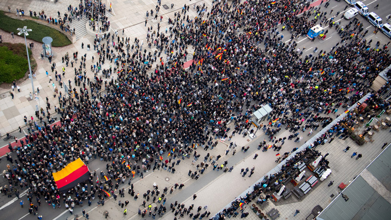 Proteste in Chemnitz am 01.09.2018. Teilnehmer der Demonstration von AfD und dem ausländerfeindlichen Bündnis Pegida, der sich auch die Teilnehmer der Kundgebung der rechtspopulistischen Bürgerbewegung Pro Chemnitz angeschlossen haben, ziehen durch die Stadt.