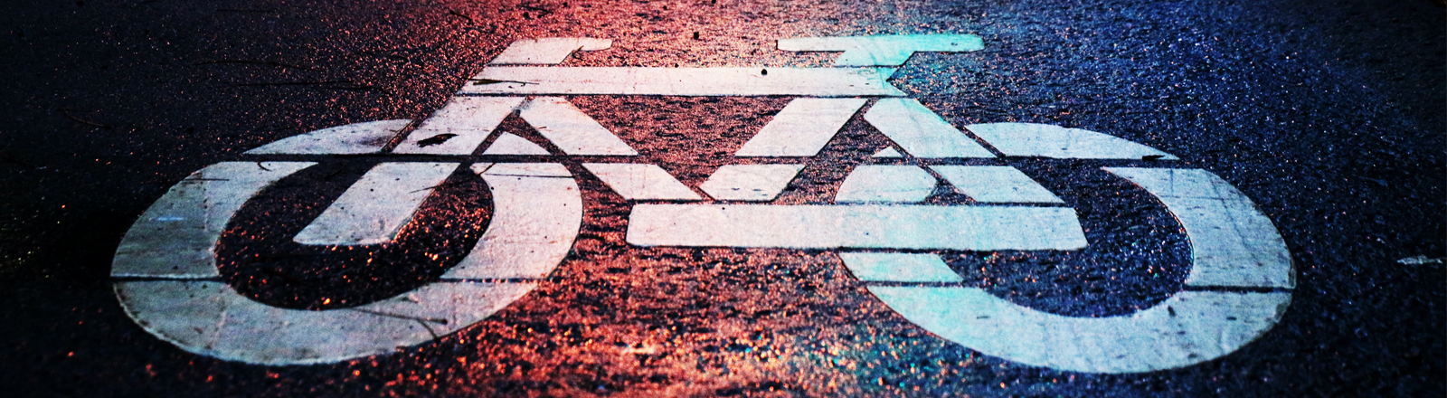 Eine Fahrradmarkierung auf einem Fahrradweg