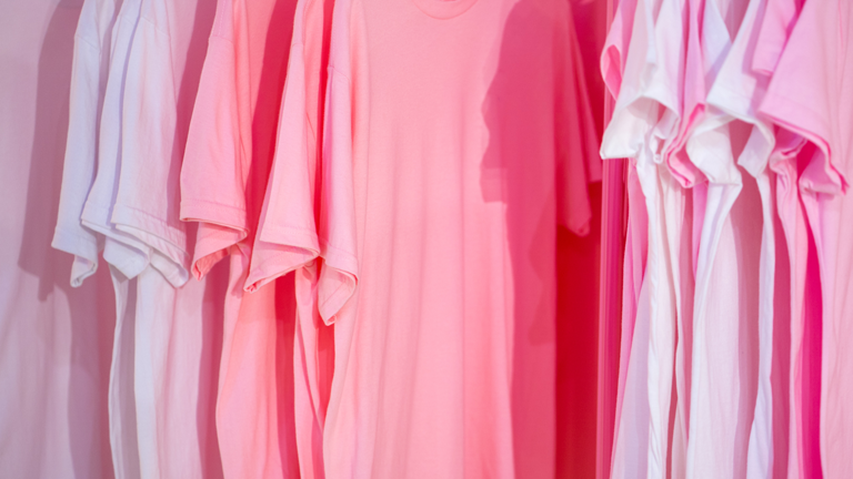 Eine Reihe pinker T-Shirts