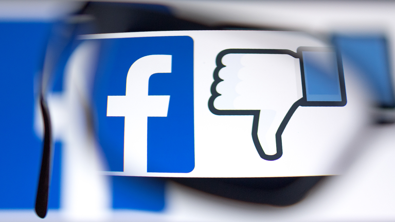 Das Facebook-Logo. Daneben eine Daumen nach unten